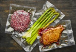 Carnes e aspargos embalados a vácuo